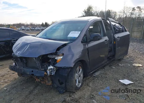 2013 Toyota Sienna Le V6 8 Passenger z USA, uszkodzony, nr VIN 5TDKK3DC1DS347946